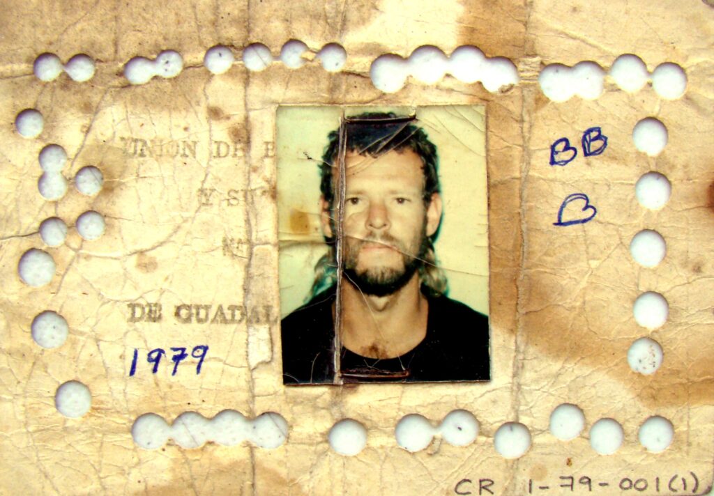 Credencial de 1977 con fotografía de Kraeppellin