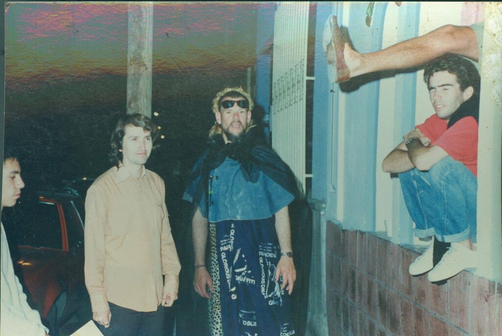 Kraeppellin con amigos en su exposición de la Galería Grieta, Guadalajara, 1985