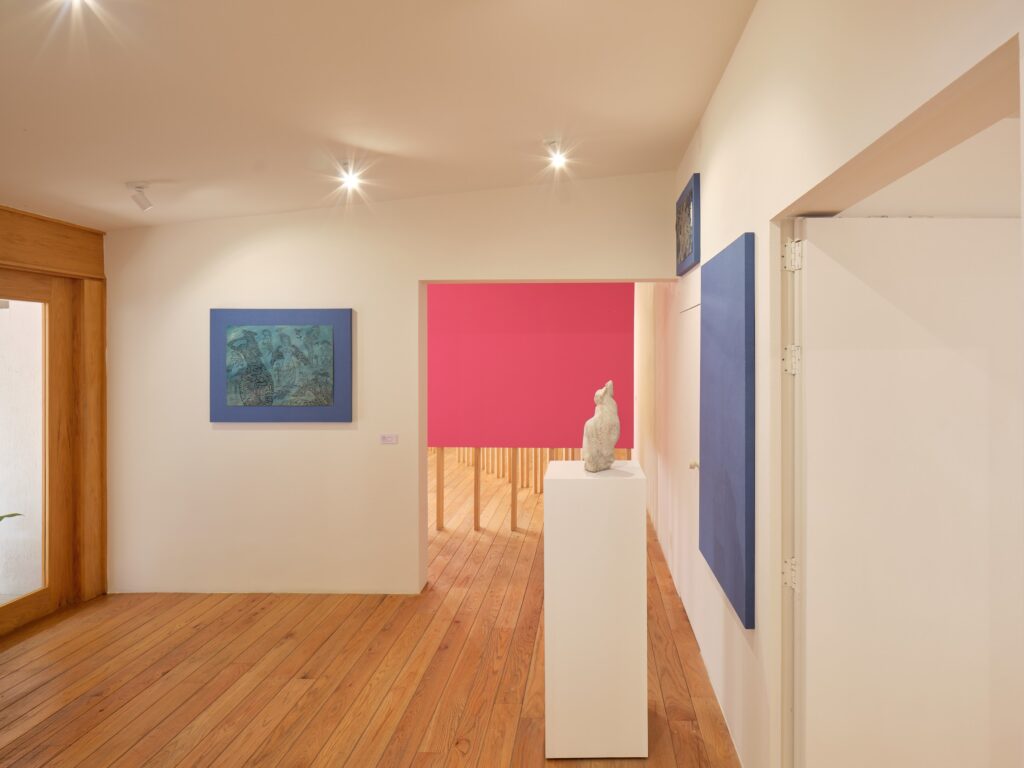 Vista de sala de Lenguajes interestelares, Estudio Parque Juan Diego, 2026